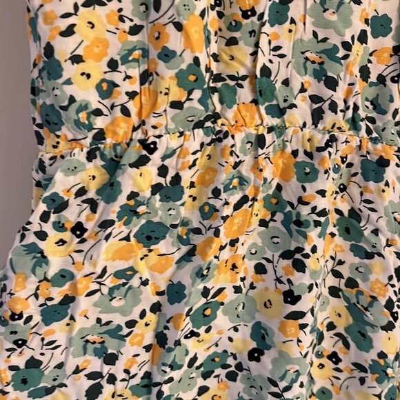 Floral romper with flutter sleeves - Picture 6 of 7